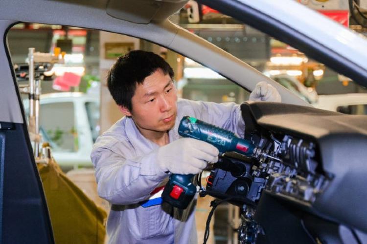 神龙汽车武汉工厂的总装车间在规划设计上广泛运用了新技术,新材料,新